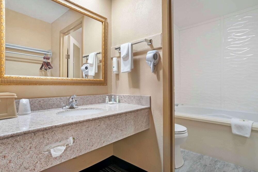 Quality Inn Brookhaven photo 18