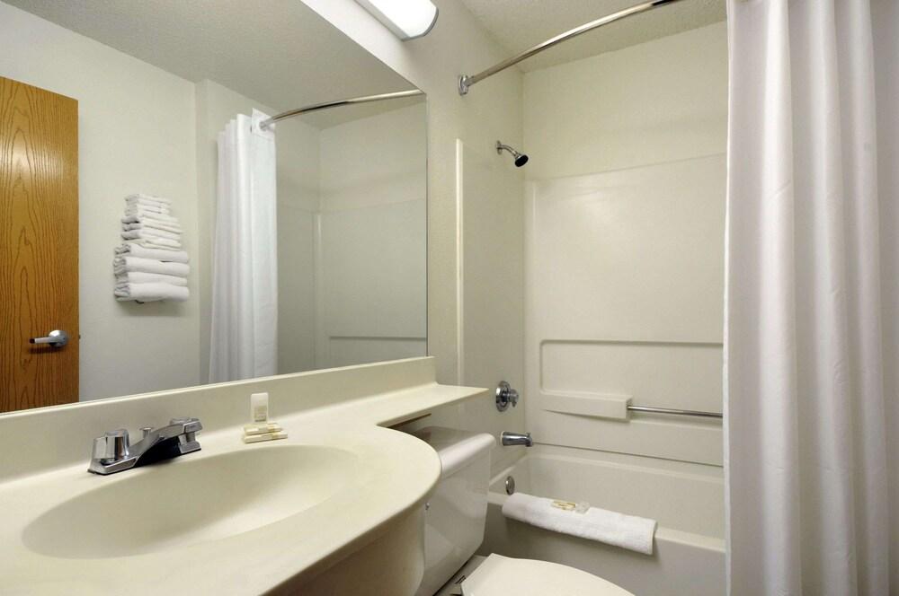 Travelodge by Wyndham Arlington/Dallas Area photo 7