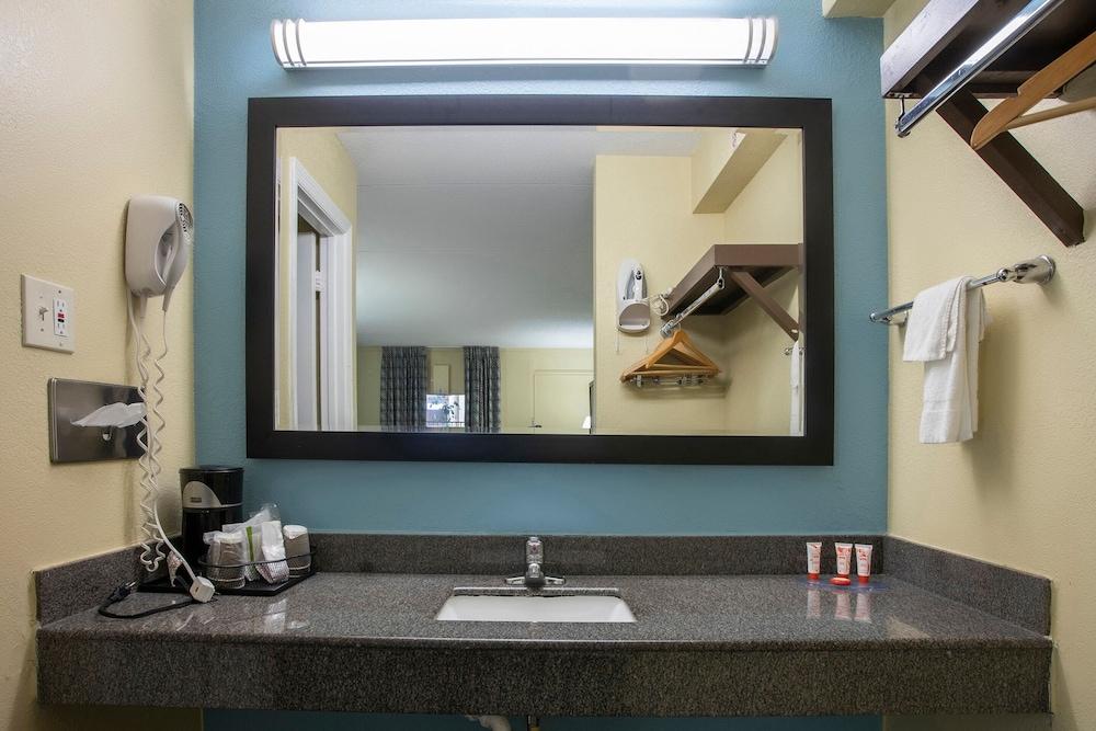 OYO Hotel Knoxville TN Cedar Bluff I-40 photo 34