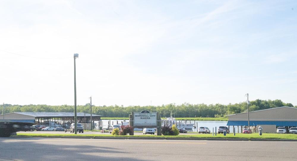 Riverside Inn and Suites photo 14