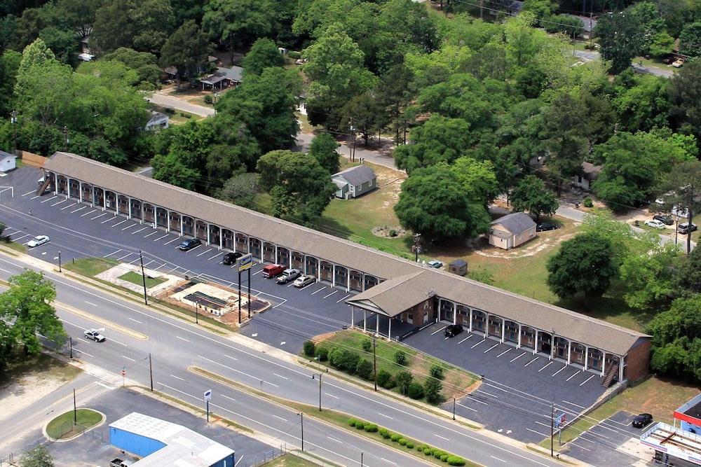 Scottish Inn & Suites photo 47