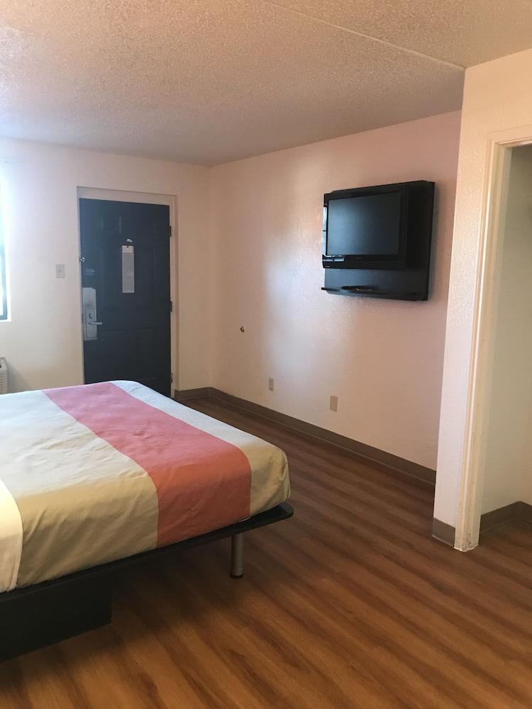 Econo Lodge photo 6