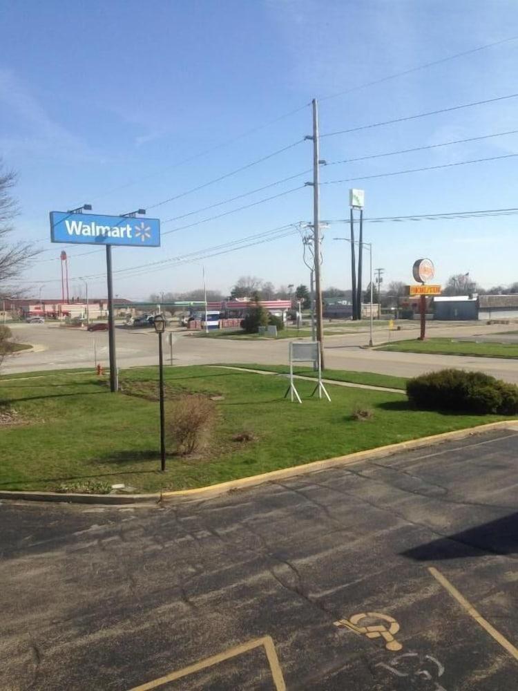 Capital O First Heritage Inn Rantoul IL I 57 photo 10