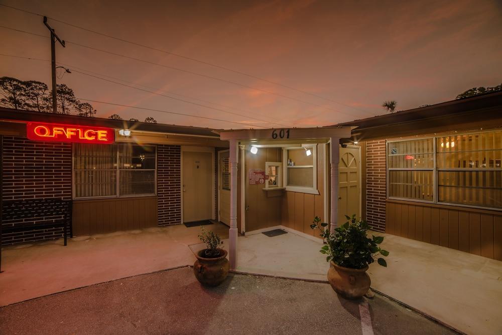 Deluxe Inn photo 15