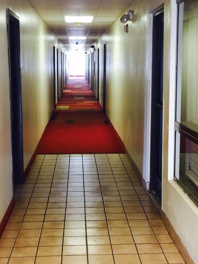Texas Inn & Suites photo 17