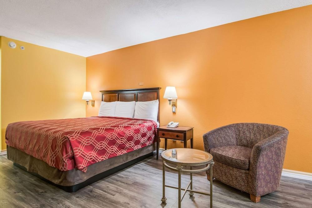 Econo Lodge At Six Flags photo 10