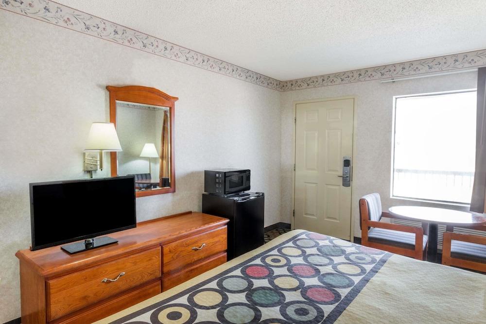 Super 8 by Wyndham Ashburn photo 9