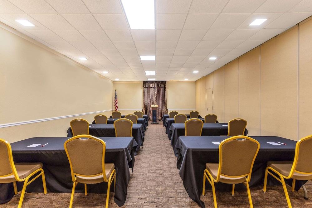 Ramada by Wyndham Houma photo 14