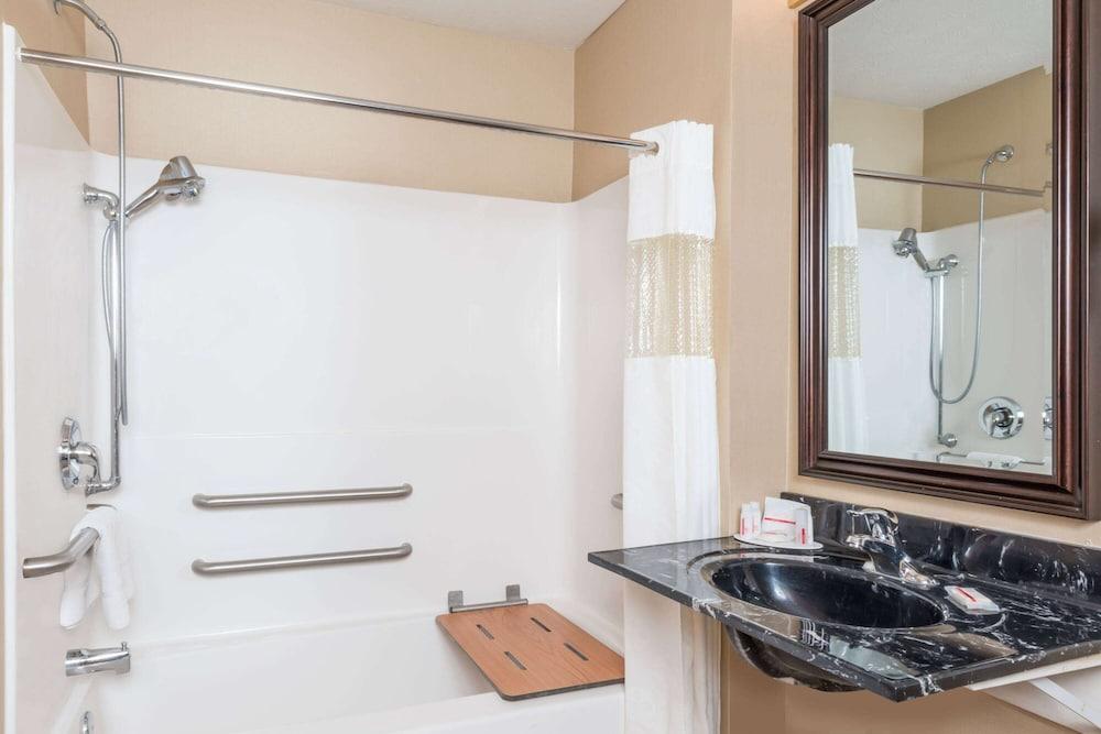 Ramada by Wyndham Strasburg/Shenandoah Valley photo 10