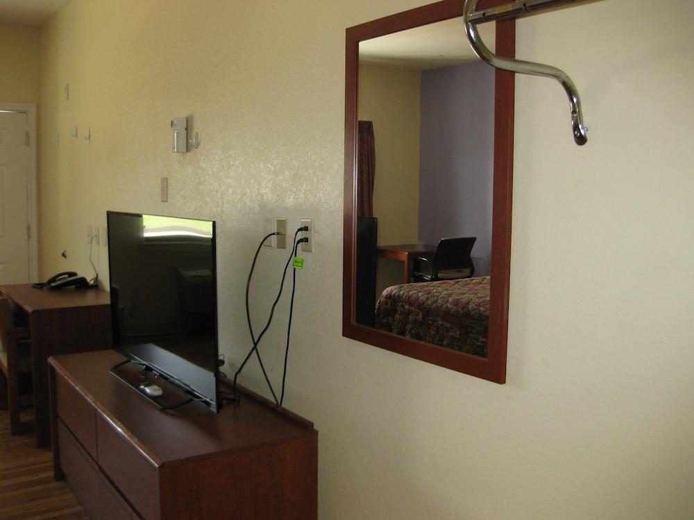 Scottish Inn and Suites photo 12
