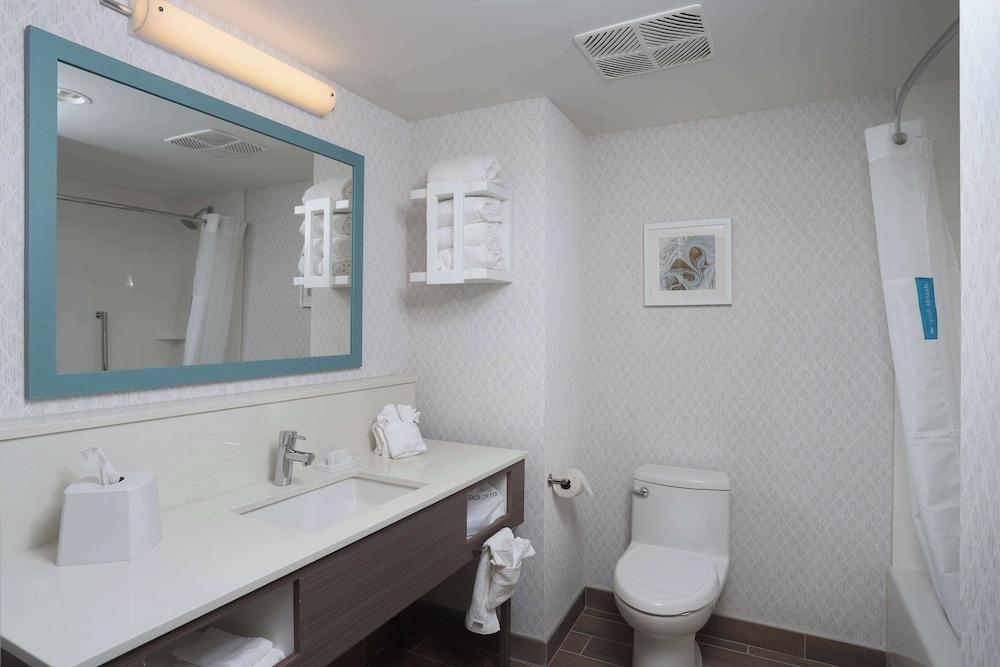 Hampton Inn & Suites Manistee Waterfront photo 14