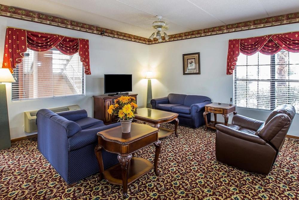 Econo Lodge Inn & Suites Albany North photo 36