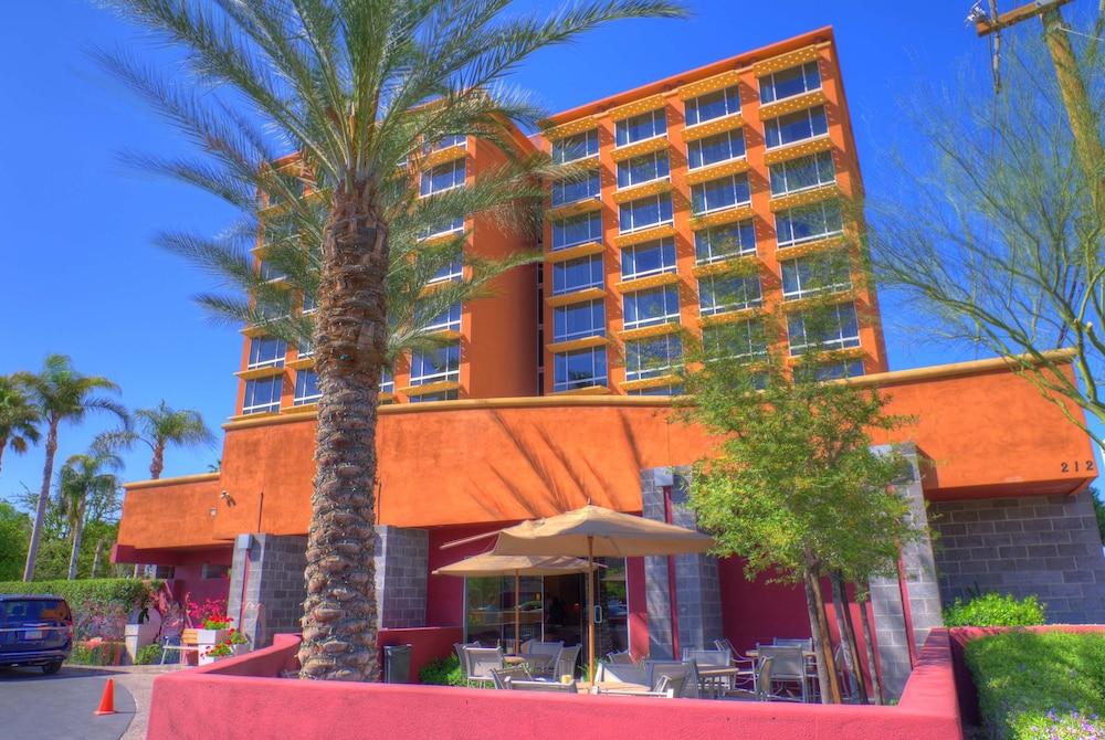 Holiday Inn Express & Suites Phoenix Midtown by IHG photo 73
