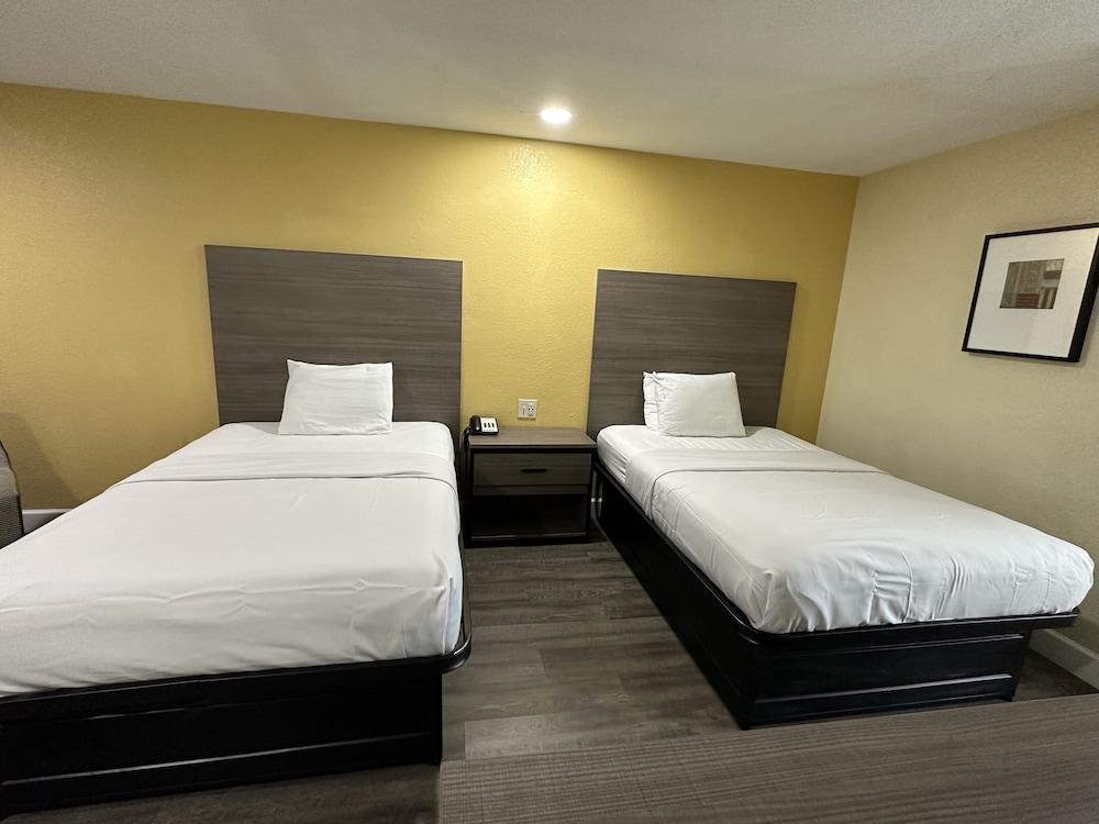 Rodeway Inn & Suites Highway 290 Northwest photo 18