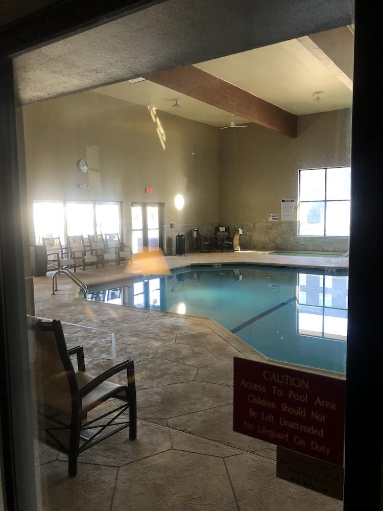 Express Suites Riverport Inn & Suites photo 54