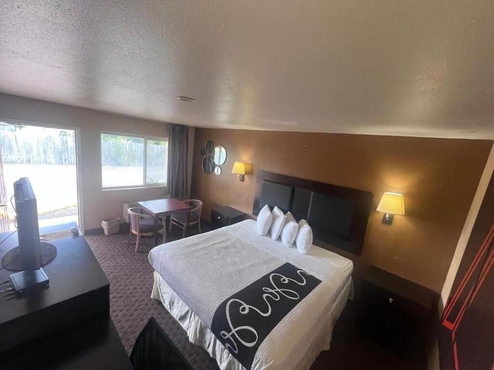 Antler's Inn Motel photo 16