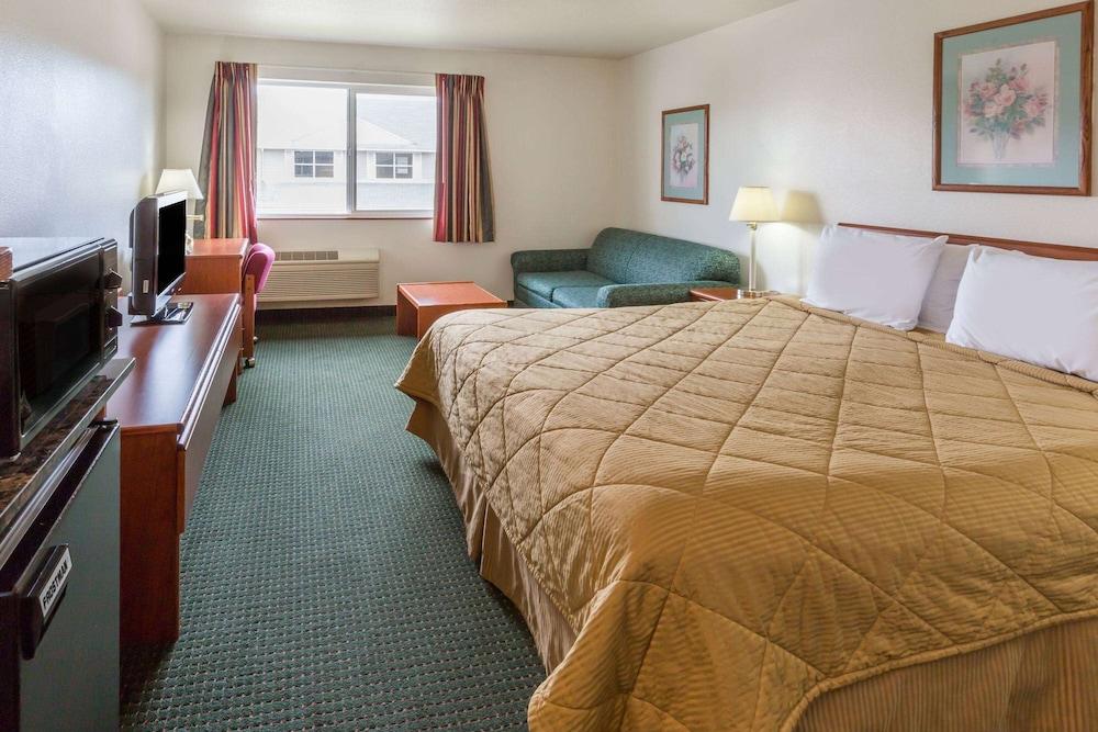 Travelodge Suites by Wyndham Newberg photo 13