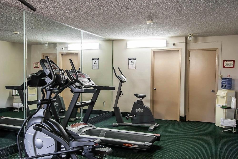 Econo Lodge Inn & Suites Memphis East photo 8
