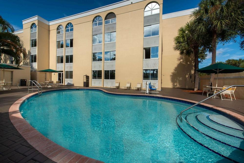La Quinta Inn & Suites by Wyndham Deerfield Beach I-95 photo 31