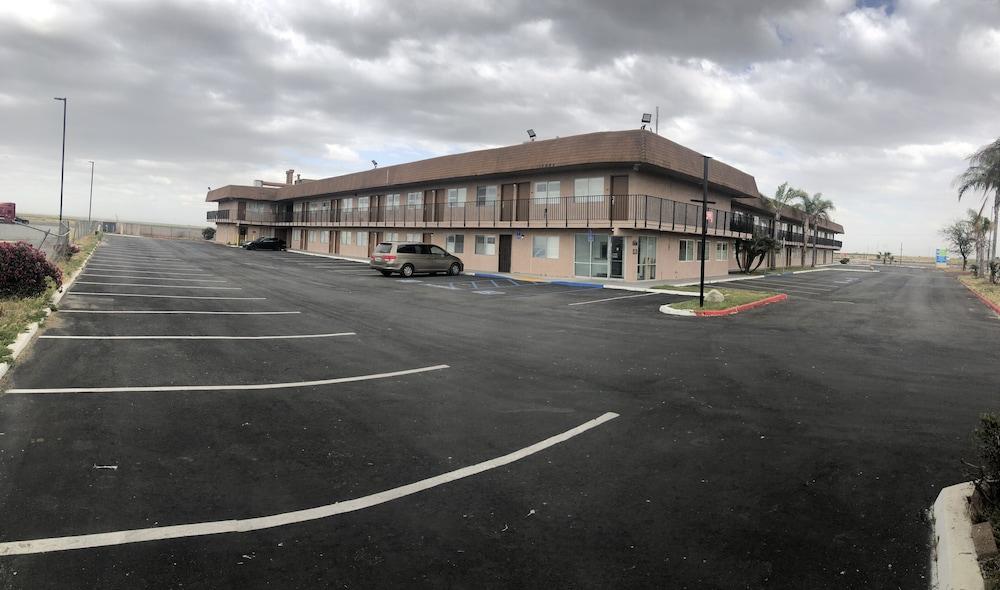 Economy Inn Buttonwillow Bakersfield I-5 photo 23
