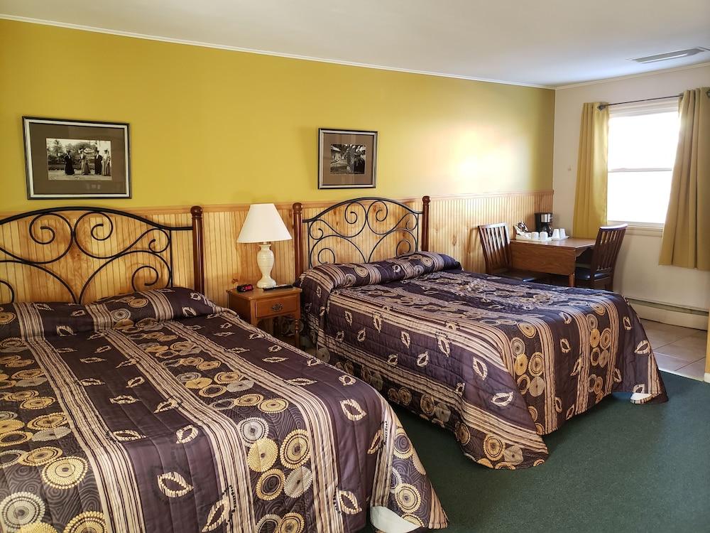 The Colonial Motel photo 15