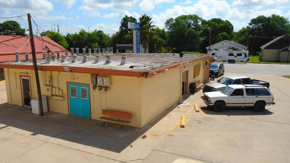 Town House Motel photo 8