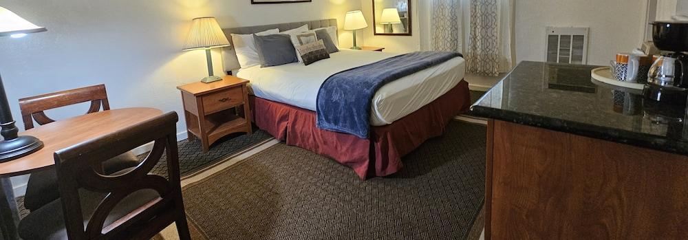 Cedar Lodge Motel photo 56
