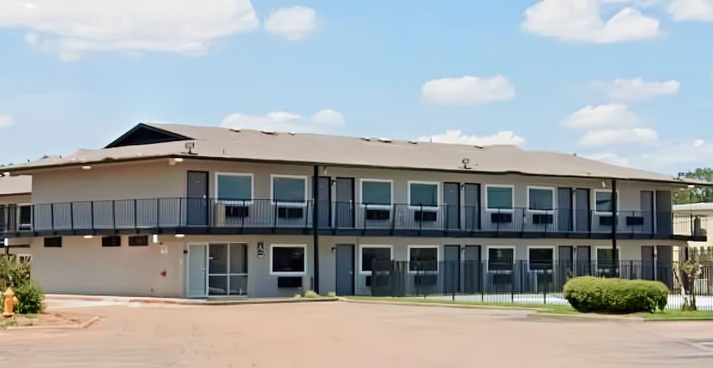 Studio City Suites, A Travelodge By Wyndham photo 12