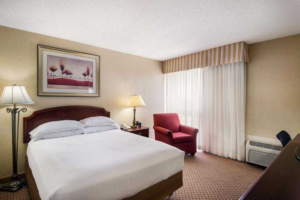 Red Lion Hotel & Conference Center Cheyenne photo 2