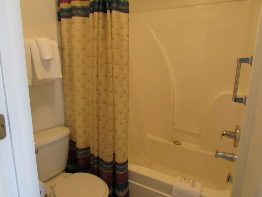 Douglas Inn & Suites photo 7