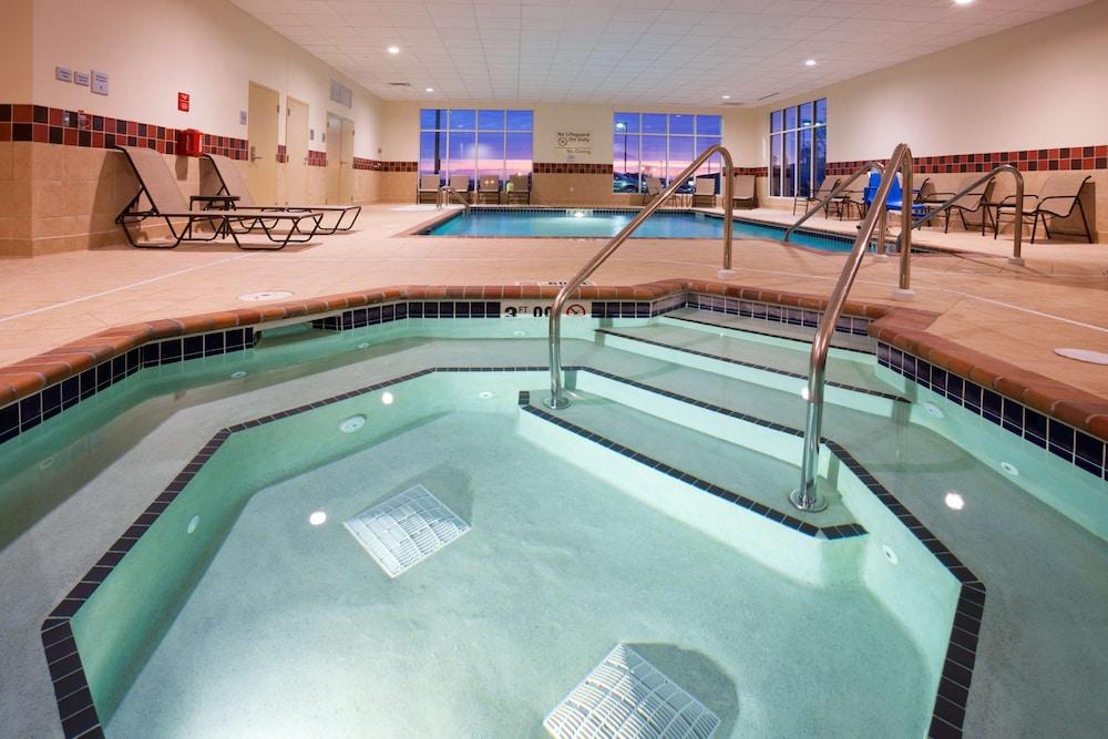 Hampton Inn & Suites Minot Airport photo 20