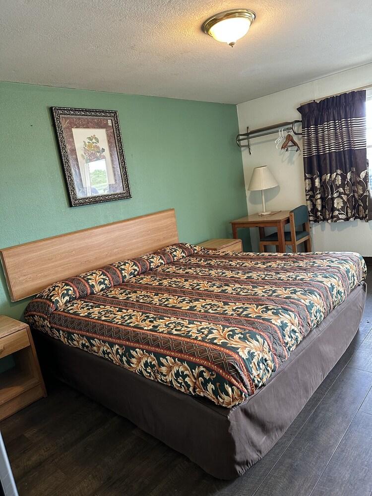 Hillcrest Motel By OYO Aurora IN Near Lawrenceburg photo 13