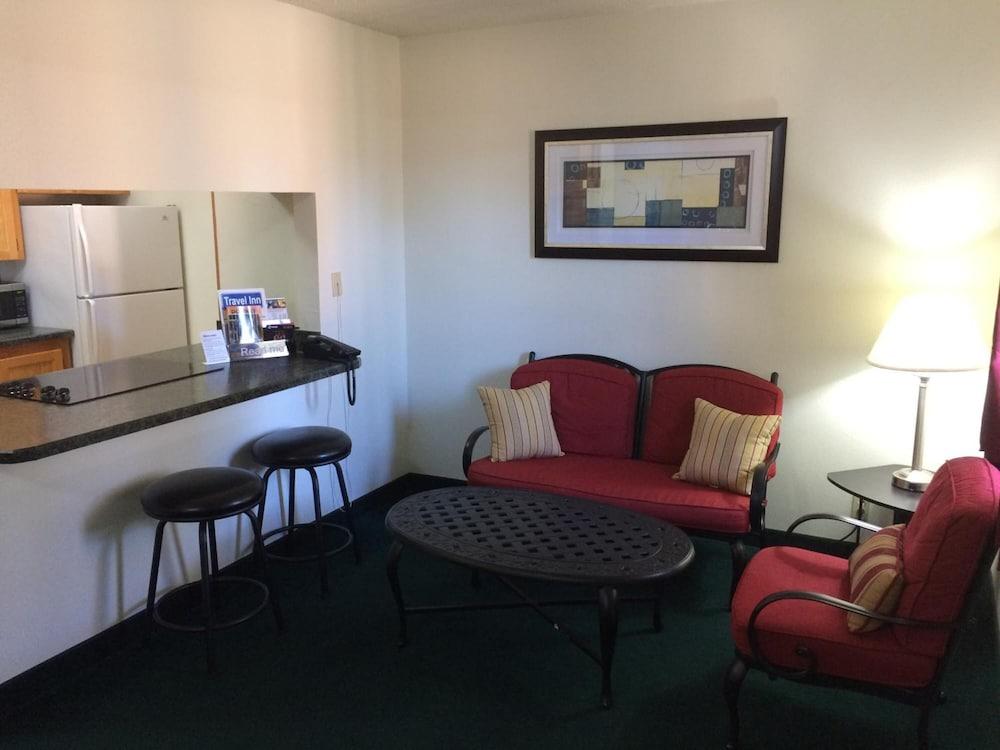Travel Inn & Suites photo 25
