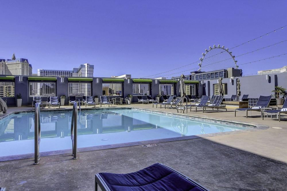 Sapphire Skyline Premium Suite photo 19