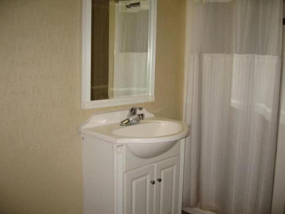 Townhouse Inn & Suites photo 30
