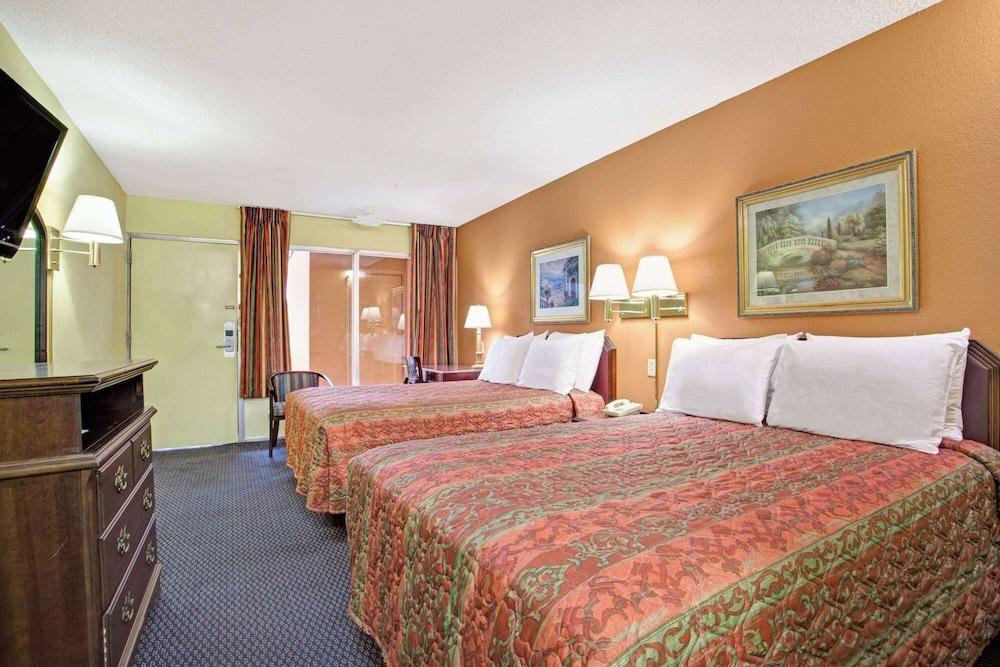 Days Inn by Wyndham Benson photo 4