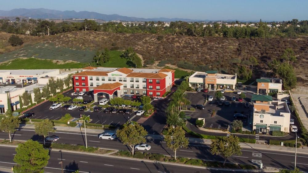 Holiday Inn Express & Suites Lake Forest by IHG photo 42
