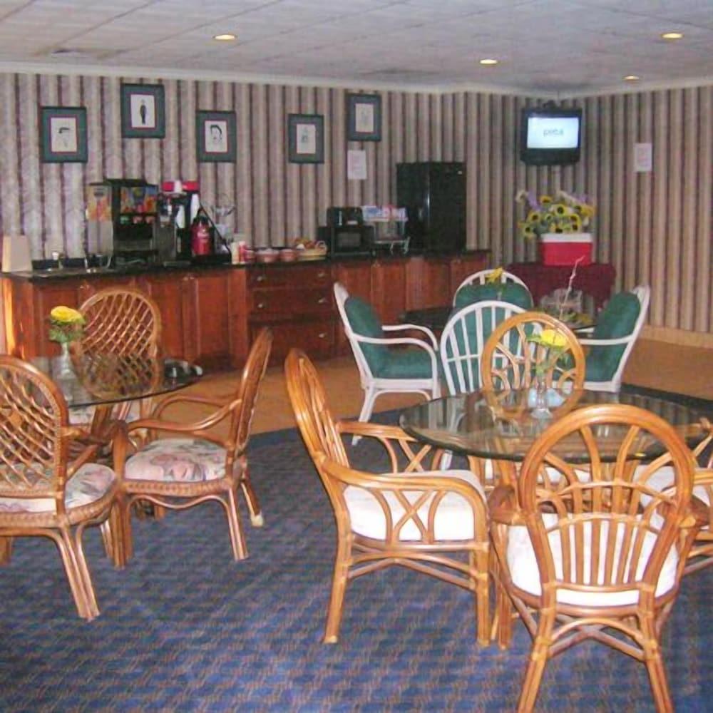 Econo Lodge photo 24