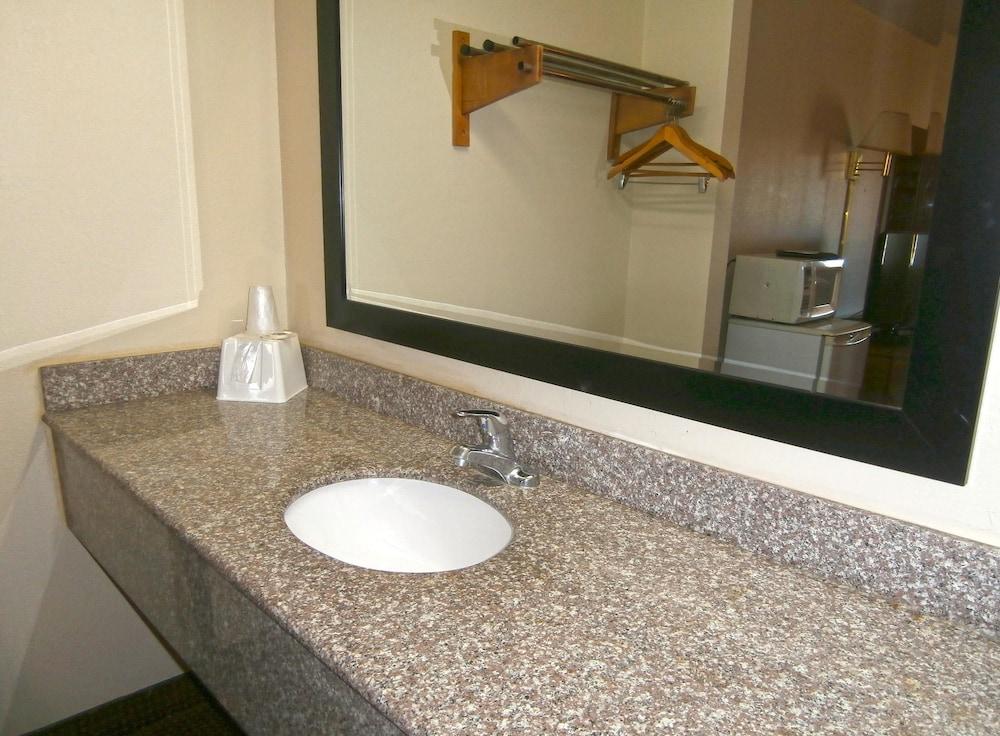 Rodeway Inn photo 9