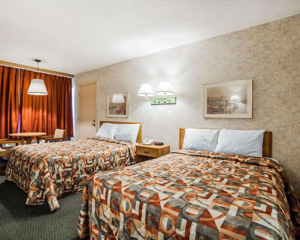 Econo Lodge Jefferson City photo 16