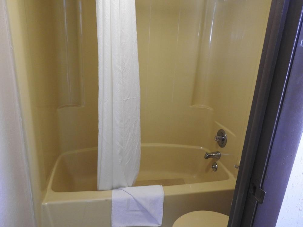 Relax Inn photo 20