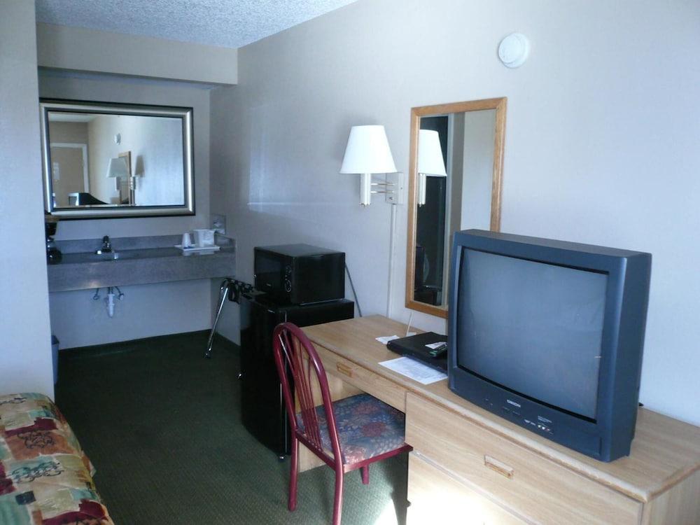 Executive Inn by OYO Kilgore North photo 10