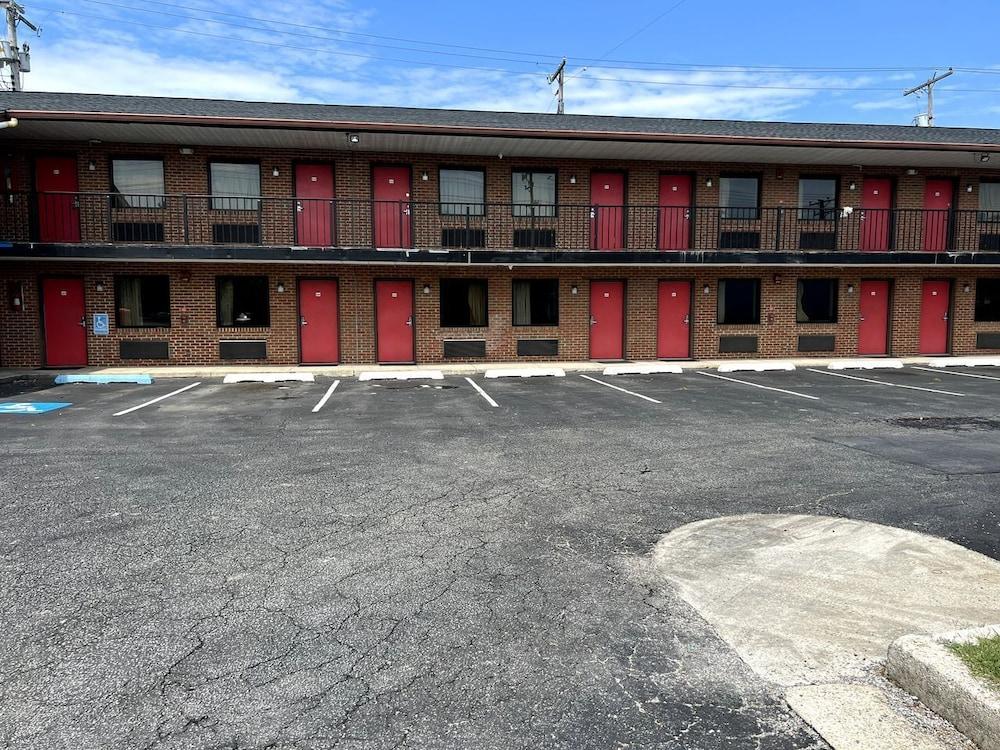 Budget Plaza Motel photo 1