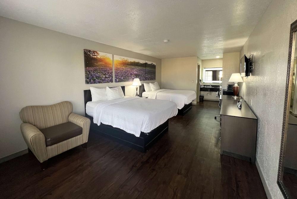 Days Inn by Wyndham Canton photo 13