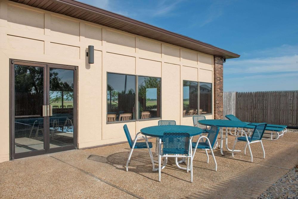 Days Inn by Wyndham Pontoon Beach photo 12