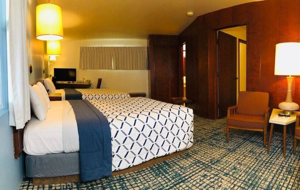 Curly Redwood Lodge photo 14