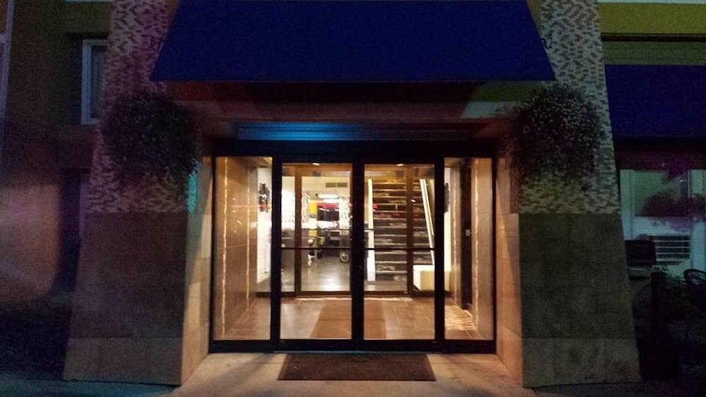 Riverside Suites photo 9
