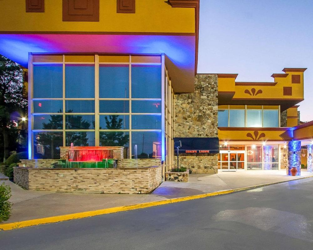 Clarion Inn & Suites University Center photo 1