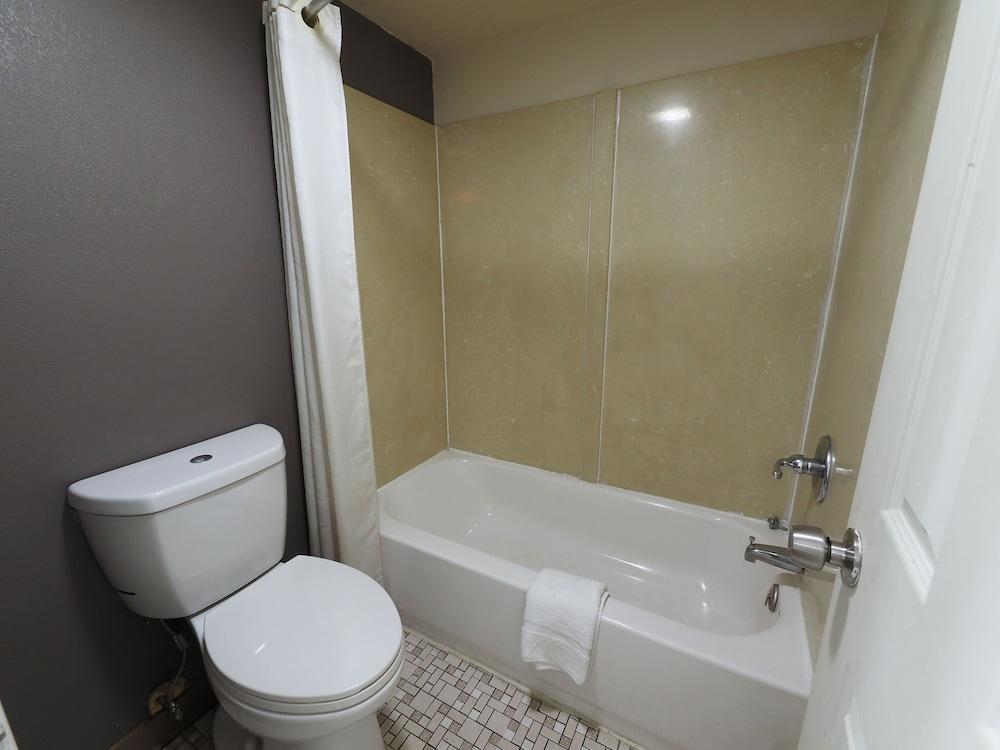 Budget Lodge photo 37