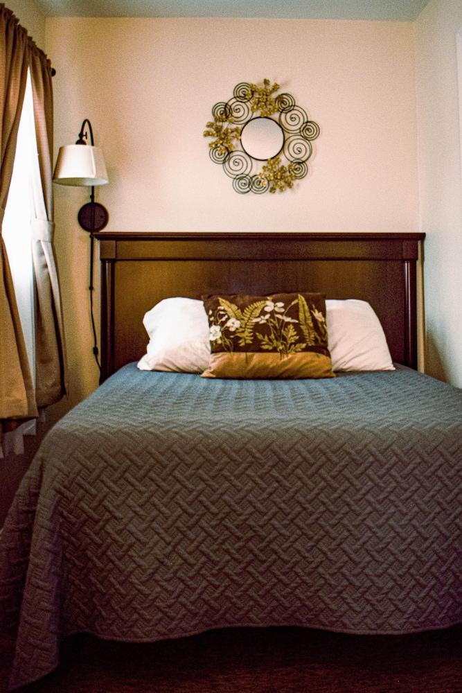 The Whitetail and Suites photo 13